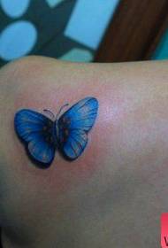 Леп лептир у рамену узорак лепе боје у облику тетоваже лептира