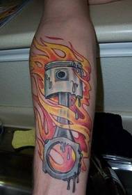 Patró de tatuatge de pistó preferit masculí que representa la combustió i la potència