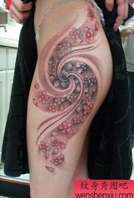 Hermosas nádegas pop hermoso patrón de tatuaxe en flor de cereixa