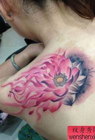 Девојчица на рамену са шареним узорком тетоваже лотоса са мастилом