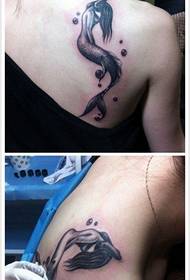 Kaunis merenneito tatuointi malli tyttöjen harteilla