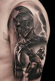 Crno siva slika tetovaže ratnika na muškoj lijevoj ruci