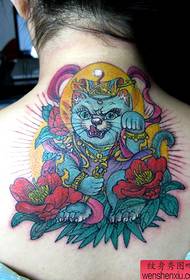 Djeluje predivna ženska osoba koja privlači mačku natrag cvijet tetovaža mačaka