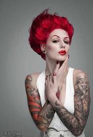 Crvenokosa žena uzorak tetovaže