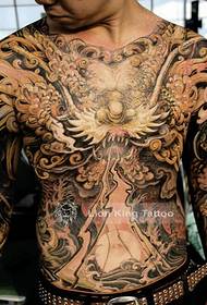 Човек покриен со шема на тетоважа со змејови