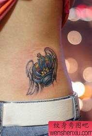 Убава тетоважа на половината тетоважа Исклучителна шема на тетоважи со круни