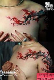Gyönyörű karjától a mellkasáig szép szép szilva tetoválás minta