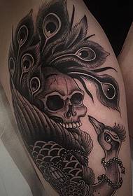 Lo strano disegno del tatuaggio grigio bianco e nero proviene dal tatuatore maschio Lupo Horiokami.