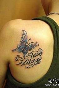 Chica hombro pequeña mariposa alfabeto inglés tatuaje patrón