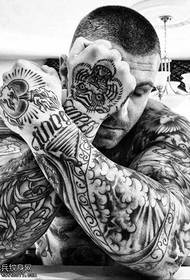 男のハンサムな写真のタトゥーパターン