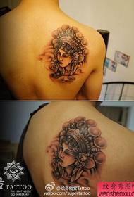 Момче на гърба красив модел татуировка на цветя