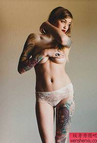 Tattoo show, beveel een vrouw sexy tattoo patroon aan