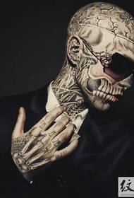 Rick Genest zombi fiú uralkodó tetoválása