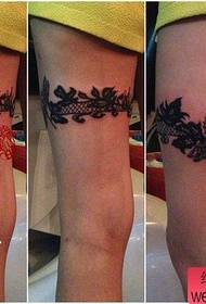 Fermoso patrón de tatuaxe de encaje para fermosas pernas de mulleres