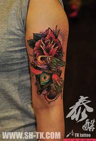 Αρσενικό βραχίονα όμορφο τριαντάφυλλο λουλούδι με τα μάτια φτερά τατουάζ σχέδιο