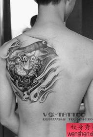 Un patrón de tatuaxe de león Tang moi popular nos ombreiros