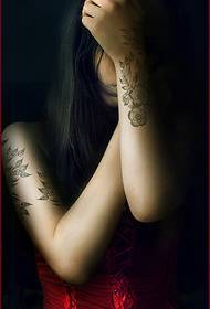 Sieviešu rokas ziedu totēma tetovējums