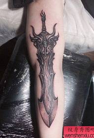 Un modellu di tatuatu di spada frescu è bellu