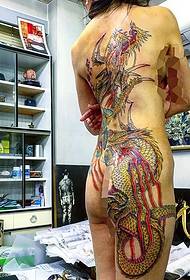 Belleza de vuelta con un patrón de tatuaje de dragón