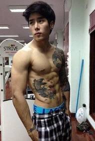 Mišićav muškarac na grudi nasilna totemska tetovaža