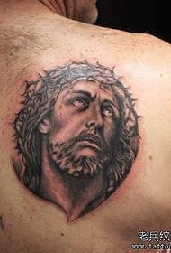 e Portrait vun engem Tattoo op de Schëllere vum Jesus