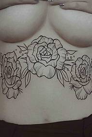 Trei trandafiri sub tatuaj tatuaj sânii sunt foarte sexy