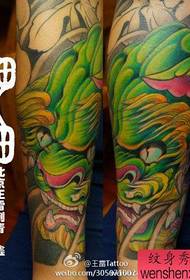 Pragtige en eenvoudige kleurvolle tan leeu tatoo patroon met arms