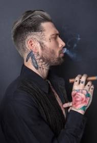 Згодниот странски европски и американски машки модел за тетоважа Иан Елкинс благодарност на сликата