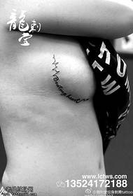 Tyttö seksikäs elektrokardiogrammi tatuointi malli