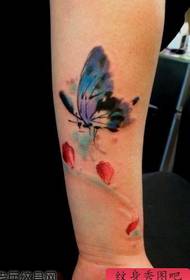 Ang pattern ng batang babae na kulay ng braso ng butterfly tattoo