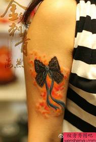 Skönhetsarm vackra look spets bågen tatuering mönster