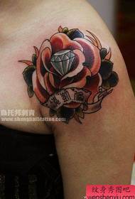 Sievietes plecs ar rožu un dimanta tetovējuma modeli
