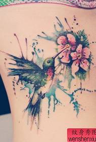 美女侧胸漂亮流行的彩色蜂鸟纹身图案