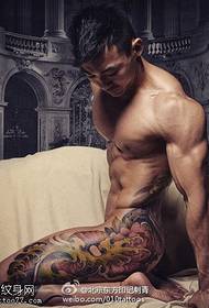 Мускулест мъж класически модел татуировка на тотем на дракон
