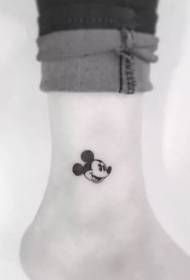 Maza tetovējuma zīmējuma attēls Vienkāršs, bet ļoti svaigs mazu tetovējumu paraugs