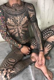 Tato tubuh penuh sosok laki-laki geometri tubuh penuh dan gambar pola tato
