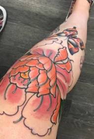 Edebi çiçek dövme kız bacak sanat çiçek dövme resmi