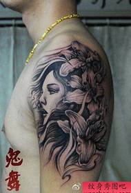 Arm vacker flicka med lilja blommatatuering mönster