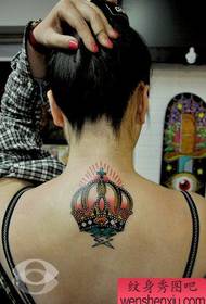Женская шея популярный изысканный узор тату короны