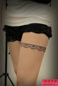 女孩腿上的簡單精緻蕾絲紋身圖案