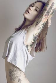 Tatuaje de tótem de retrato de cintura de brazo feminino