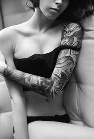 Sexy, pensativo, hermoso, mujer, brazo, misterioso, retrato, tatuaje, imagen