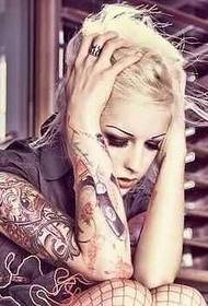 Padrão de tatuagem de mulher de braço