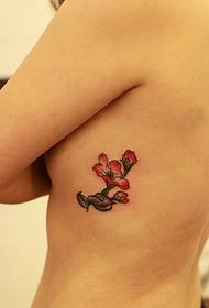 una serie di diversi tatuaggi floreali