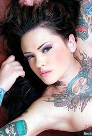 Immagini del tatuaggio del cranio del braccio di tette di bellezza glamour sexy
