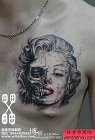 Męska klatka piersiowa piękna alternatywna Marilyn Monroe z wzorem tatuażu czaszki