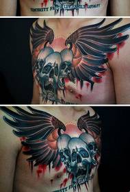 Hűvös, uralkodó koponya és szárnyakkal tetoválás a férfi mellkason