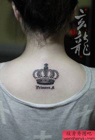 Изысканный черно-серый узор тату короны на спине девушки