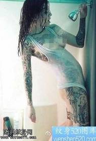 Žena seksi uzorak tetovaža