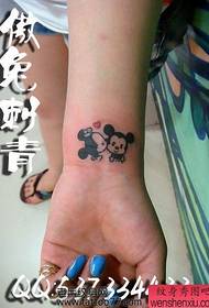Čudovit vzorec tetovaže Mickey Mouse za roko srčkan totem